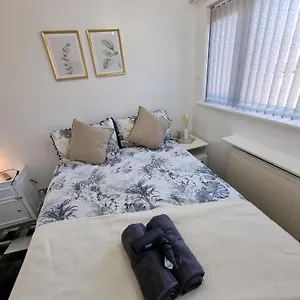 Modern & Elegant W/ Netflix And Parking Leeds (West Yorkshire)